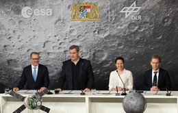 Bei der Unterzeichnung zum Mondkontrollzentrum Das Mondkontrollzentrum, das am DLR-Standort Oberpfaffenhofen entsteht, soll zukünftig astronautische Missionen zum Mond und vor allem den Betrieb der Mondorbitalstation Lunar Gateway von europäischer Seite unterstützen. Unterzeichnende der Absichtserklärung (von links): Dr. Josef Aschbacher, ESA-Generaldirektor, Dr. Markus Söder, Bayrischer Ministerpräsident, Dr. Anke Pagels-Kerp, DLR-Bereichsvorständin Raumfahrt, Prof. Felix Huber, Leiter der DLR-Einrichtung Raumflugbetrieb und Astronautentraining. (Foto: DLR)