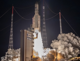 Ariane 5 mit Flugnummer VA261 verlässt die Startrampe. (Bild: ESA-CNES-Arianespace/Optique video du CSG/P. Piron)