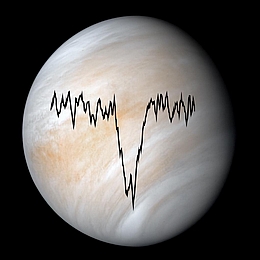 Absorptionsspektrum von atomarem Sauerstoff bei 4,74 Terahertz (schwarze Linie) vor dem Hintergrund der Venus. (Foto: Hübers et al., DOI number: 10.1038/s41467-023-42389-x , 7. November 2023. Hintergrundbild: https://photojournal.jpl.nasa.gov/catalog/PIA23791)