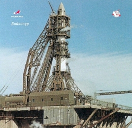 Rakete mit Woschod-Raumschiff 1964 auf dem Startpaltz Nr. 1 in Baikonur. (Bild: Roskosmos)