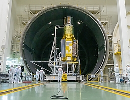 XRISM in Thermalvakuumtestkammer. (Foto: JAXA)