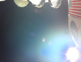 Die Kameras an Bord von Peregrine fangen die amerikanische Flagge und das NASA-Zeichen auf einem der Tanks der Landefähre ein, um Amerikas Rückkehr zum Mond zu symbolisieren. (Bild: Astrobotic)