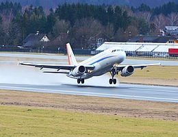 ATRA kurz vor dem Aufsetzen auf dem Flughafen Salzburg. (Bild: Austrocontrol: Walter Hager ATC LOWS)