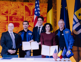 Von links nach rechts: Tim Richardson, Geschäftsträger der US-Botschaft in Belgien, Raphaël Liégeois, belgischer Astronaut, Thomas Dermine, belgischer Staatssekretär für Wissenschaftspolitik, Hadja Lahbib, belgische Außenministerin, und Frank De Winne, belgischer Astronaut, während der Unterzeichnungszeremonie der Artemis-Vereinbarung in Brüssel. (Bild: Nathan De Fortunato)