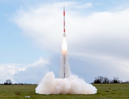 Die Raketen, die die "Dosensatelliten" tragen, fliegen bis zu einen Kilometer hoch. Die "Satelliten" versehen wissenschaftliche Aufgaben. (Bild: CC DLR/Timm Bourry)