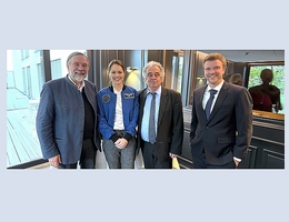 V.l.n.r.: Professor Klaus Schilling, Katherine Bennell-Pegg, IfR-Präsident Dr. Fritz Merkle und Campbell Pegg (Ehemann der Astronautin). (Bild: Klaus Schilling)