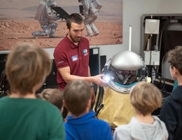 Im Suitlab in Innsbruck wurden den jungen Forschenden ein Teil des Raumanzug-Simulators vorgeführt. (Bild: OeWF)
