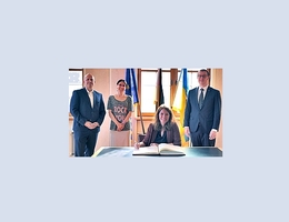 Frau Dr. Anna Christmann, Koordinatorin der Bundesregierung für die Deutsche Luft- und Raumfahrt sowie Beauftragte für Digitale Wirtschaft & Start-ups trägt sich im historischen Rathaus Backnang ins goldene Buch ein, Oberbürgermeister Maximilian Friedrich (rechts) freut sich über den Austausch mit TESAT-CEO Thomas Reinartz und DeSK-Geschäftsführerin Dilara Betz (links). (Bild: TESAT)