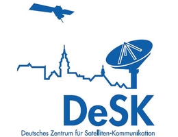 Links oben ist ein Satellit, in der Mitte eine klein-städtische Skyline mit einer überdimensionierten Parabolantenne dargestellt. Darunter der Schriftzug DeSK in groß und darunter "Deutsches Zentrum für Satelliten-Kommunikation", alles in blau. (Grafik: DeSK)