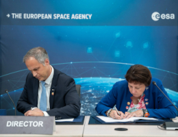 Nicky Fox, Associate Administrator für das Science Mission Directorate der NASA, und Daniel Neuenschwander, Direktor für bemannte und robotische Erkundung der ESA, unterzeichnen am 16. Mai 2024 im ESA-Hauptquartier in Paris, Frankreich, eine Vereinbarung über die Rosalind-Franklin-Mission. Bildnachweis: ESA/Damien Dos Santos