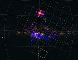 Blick des Einstein-Probe-Satelliten auf unsere Milchstraße, aufgenommen mit dem WXT mit einer Belichtungszeit von 40.000 Sekunden. Helle Röntgenquellen sind sichtbar (lila). Die blauen ausgedehnten Strukturen zeigen heißes Gas aus unserer Galaxie. Aufgrund der einzigartigen Hummeraugen-Spiegeltechnologie erscheinen die Objekte auf den Bildern als Kreuze. Scorpius X-1, das hellste konstante Röntgenobjekt am Himmel nach unserer Sonne, ist oberhalb der Bildmitte zu sehen. (Bild: EPSC, NAO/CAS; DSS; ESO)