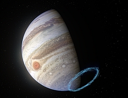 Dieses Bild zeigt eine künstlerische Darstellung der Winde in der Stratosphäre des Jupiters in der Nähe des Südpols des Planeten, wobei die blauen Linien die Windgeschwindigkeiten darstellen. Diese Linien sind einem realen Bild des Jupiters überlagert, das von der JunoCam an Bord der NASA-Raumsonde Juno aufgenommen wurde. Die berühmten Wolkenbänder des Jupiters befinden sich in der unteren Atmosphäre, in der bisher die Winde gemessen wurden. Aber die Nachverfolgung von Winden direkt über dieser Atmosphärenschicht, in der Stratosphäre, ist viel schwieriger, da dort keine Wolken existieren. Durch die Analyse der Nachwirkungen eines Kometeneinschlags aus den 1990er Jahren und den Einsatz des ALMA-Teleskops, an dem die ESO beteiligt ist, konnten die Forscher unglaublich starke stratosphärische Winde mit Geschwindigkeiten von bis zu 1450 Kilometern pro Stunde in der Nähe der Jupiterpole aufdecken. (Bild: ESO/L. Calçada & NASA/JPL-Caltech/SwRI/MSSS)