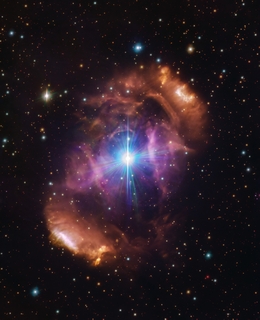 Dieses Bild, aufgenommen mit dem VLT Survey Telescope am Paranal-Observatorium der ESO, zeigt den wunderschönen Nebel NGC 6164/6165, auch bekannt als das Drachenei. Der Nebel besteht aus einer Gas- und Staubwolke, die ein Sternpaar namens HD 148937 umgibt. In einer neuen Studie haben Astronominnen und Astronomen anhand von ESO-Daten gezeigt, dass sich die beiden Sterne auf ungewöhnliche Weise voneinander unterscheiden – der eine erscheint viel jünger und ist im Gegensatz zum anderen magnetisch. Außerdem ist der Nebel deutlich jünger als die beiden Sterne in seinem Inneren und besteht aus Gasen, die normalerweise tief im Inneren eines Sterns und nicht außerhalb zu finden sind. Diese Hinweise trugen dazu bei, das Rätsel des Systems HD 148937 zu lösen: Wahrscheinlich gab es drei Sterne in diesem System, bis zwei von ihnen zusammenstießen und verschmolzen, wodurch ein neuer, größerer und magnetischer Stern entstand. Durch dieses gewaltige Ereignis bildete sich auch der spektakuläre Nebel, der nun die verbleibenden Sterne umgibt. (Bild: ESO/VPHAS+ team. Acknowledgement: CASU)