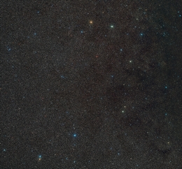 Dieses Bild zeigt einen Weitwinkelausschnitt der Umgebung von Gaia BH3, dem massereichsten stellaren schwarzen Loch in unserer Galaxie. Das schwarze Loch selbst ist hier nicht sichtbar, aber der Stern, der es umkreist, ist genau in der Mitte dieses Bildes zu sehen, das aus Aufnahmen des Digitized Sky Survey 2 erstellt wurde. (Bild: ESO/Digitized Sky Survey 2. Acknowledgement: D. De Martin)