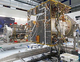 Das Core Module (vorn) und das Propulsion Module (hinten) im Bremer Reinraum von OHB. Beide Module werden beim Mating miteinander vereint. (Bild: OHB)