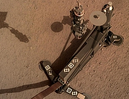 HP3 auf dem Marsboden (Bild: NASA/JPL-Caltech/DLR)