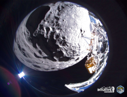 Am 22. Februar 2024 nimmt die Odysseus-Mondlandefähre von Intuitive Machines ein Bild des Kraters Schomberger auf dem Mond in einer Entfernung von etwa 200 km (125 Meilen) vom geplanten Landeplatz auf, in einer Höhe von etwa 10 km (6 Meilen). (Bild: Intuitive Maschinen)