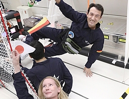 Deutsch-Japanische Freundschaft in Schwerelosigkeit Mit an Bord der 41. Kampagne ist dieses Mal auch ein ganz besonderes Experiment: Ein Team aus Japan geht gemeinsam mit einem deutschen Team der Planetenentstehung auf den Grund. Damit werden die DLR-Parabelflüge in die Schwerelosigkeit immer internationaler. Die deutsch-japanische Freundschaft im Parabelflieger zelebrierten Dr. Katrin Stang, Parabelflug-Programmleiterin bei der Deutschen Raumfahrtagentur im DLR, und Yuki Kimura, Projektleiter des deutsch-japanischen Experiments „Ice-DUST“, das untersucht, wie sich Eis-Nanopartikel und Wassermoleküle zu immer größeren Staubpartikeln verklumpen, deren Entstehung dann letzten Endes zum Verständnis der Planetenentstehung beiträgt. (Bild: DLR)