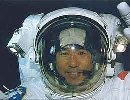 Der Astronaut Takao Doi auf der ersten EVA eines Japaners, an Bord von STS-87 im November 1997.(Bild: JAXA / NASA)