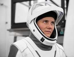 SpaceX Crew-5 Mission Specialist Anna Kikina während der Crew Dragon cockpit training session am 16. Dezember 2021. (Bild: NASA JSC / SpaceX)