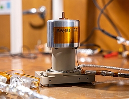 J-MAG-IB ist ein Binnenbord-Fluxgate-Magnetometer, entwickelt am Institut für Geophysik und extraterrestrische Physik (IGeP) der TU Braunschweig. Das Magnetometer ist Teil des Instrumentenpakets J-MAG. (Bild: Imperial College London/Thomas Angus)