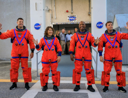 Die Artemis II-Besatzungsmitglieder (von links) CSA (Canadian Space Agency)-Astronaut Jeremy Hansen und die NASA-Astronauten Christina Koch, Victor Glover und Reid Wiseman verlassen die Astronautenquartiere im Neil Armstrong Operations and Checkout Building und begeben sich zu den Artemis-Besatzungstransportfahrzeugen, bevor sie im Rahmen eines integrierten Bodensystemtests am Mittwoch, den 20. September, im Kennedy Space Center in Florida zur Startrampe 39B fahren, um den Zeitplan für den Start der Besatzung zu testen. (Bild: NASA)