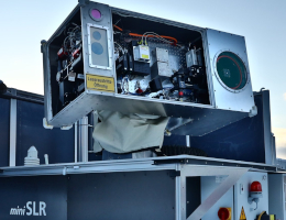 miniSLR wartet auf den nächsten Einsatz. Auf dem Dach des DLR-Instituts für Technische Physik in Stuttgart steht das miniSLR und ist bereit für weitere Messungen. (Bild: DLR (CC BY-NC-ND 3.0))