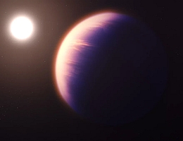 Eine Illustration, die zeigt, wie der Exoplanet WASP-39b nach dem derzeitigen Wissen über den Planeten aussehen könnte. WASP-39b ist ein heißer, aufgeblähter Gasriesenplanet mit der 0,28-fachen Masse des Jupiters (0,94-mal Saturn) und einem 1,3-mal größeren Durchmesser als Jupiter, der nur 0,0486 Astronomische Einheiten (7.270.000 km) von seinem Stern entfernt kreist. Der Stern WASP-39 ist nur geringfügig kleiner und weniger massereich als unsere Sonne. Weil er so nah an seinem Stern ist, ist WASP-39b sehr heiß und wahrscheinlich in einer durch Gezeitenkräfte gebundenen Rotation, bei der eine Seite immer dem Stern zugewandt ist. (Bild: NASA, ESA, CSA, Joseph Olmsted (STScI))
