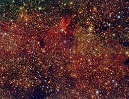 Falschfarbenbild der Region Sagittarius B1 als Teil der GALACTICNUCLEUS-Durchmusterung. Anhand der Daten, die diesem Bild zugrunde liegen, konnten Francisco Nogueras-Lara und Kolleg*innen drei Millionen Sterne im galaktischen Zentrum identifizieren und wichtige Eigenschaften der hochproduktiven Sternentstehung in dieser Region unserer Heimatgalaxie bestimmen. (Bild: F. Nogueras-Lara et al. / MPIA)