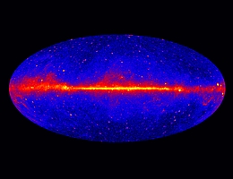Dieses Bild zeigt den gesamten Himmel, wie ihn das Fermi Large Area Telescope sieht. Das auffälligste Merkmal ist das helle, diffuse Leuchten in der Mitte der Karte, das aus der Milchstraßenebene stammt. Viele der sternähnlichen Objekte oberhalb und unterhalb der Milchstraßenebene sind weit entfernte Galaxien, bzw. ihre extrem massereichen schwarzen Löcher. Viele der hellen Quellen entlang der Ebene sind Pulsare. Bei mehr als 2000 Quellen ist unbekannt, zu welcher Klasse sie gehören. (Bild: NASA/DOE/Fermi LAT Collaboration)