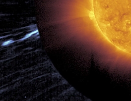 Diese zusammengesetzte Aufnahme eines solaren Switchbacks gelang Solar Orbiter am 25. März 2022. Der Switchback ist die langgezogene, helle Struktur, die sich in der Korona zeigt. Dieser Teil des Bildes wurde von Solar Orbiters Koronographen Metis aufgenommen. In der inneren Korona zeigt sich in Zusammenhang mit dem Switchback eine Vielzahl koronaler Bögen. Sie wurden vom Extreme-Ultraviolet Imager von Solar Orbiter aufgenommen. (Bild: ESA&NASA/Solar Orbiter/EUI&Metis Teams und D. Telloni et al. (2022))