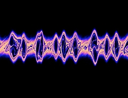 Simulation der kosmischen Strahlung, die durch ein Hintergrundplasma strömt und eine Plasmainstabilität anregt. Dargestellt ist die Verteilung der Hintergrundteilchen, die auf die strömende kosmische Strahlung im Phasenraum reagieren, der durch Teilchen-Position (horizontale Achse) und Geschwindigkeit (vertikale Achse) aufgespannt wird. Die Farben visualisieren die Anzahldichte und die Löcher im Phasenraum sind Ausdruck der hochdynamischen Natur der Instabilität, die geordnete Bewegungen in Zufallsbewegungen umwandelt. (Bild: Shalaby/AIP)