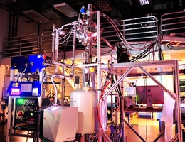 Blick nach Seattle: Während sich die Mainzer Project 8 Gruppe auf die Entwicklung atomarer Quellen konzentriert, wurden in USA erste Prototypen des Experiments aufgebaut. Das hier gezeigte Gerät ist das zweite, das die Kollaboration gebaut hat, und das erste, in dem Tritium verwendet wird. (Foto: A. Lindman / Project 8 Collaboration)