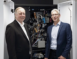 Dr. Jürgen Staiger, Schwiete-Stiftung (l), und Prof. Frank Brenker, Goethe-Universität, vor dem neuen Hochleistungs-Transmissionselektronenmikroskop im Schwiete Cosmochemisty Laboratory der Goethe-Universität. (Foto: Uwe Dettmar)