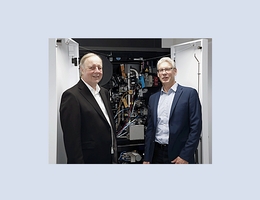 Dr. Jürgen Staiger, Schwiete-Stiftung (l), und Prof. Frank Brenker, Goethe-Universität, vor dem neuen Hochleistungs-Transmissionselektronenmikroskop im Schwiete Cosmochemisty Laboratory der Goethe-Universität. (Foto: Uwe Dettmar)