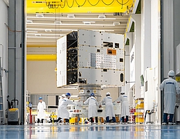 Ankunft von Galileo im Friedrichshafener Reinraum. (Bild: Airbus)
