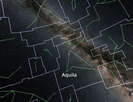 Position von Gaia BH3 am Himmel im Sternbild Adler (lateinisch „aquila“). Die Position ist durch das grüne Kreuz gekennzeichnet. (Bild: Stefan Jordan, ZAH/ARI)