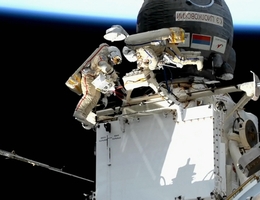 Sergej Prokopjew und Dmitri Petelin im Außenbordeinsatz am 17. November 2022. (Bild: NASA TV)