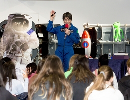 ESA-Astronautin Samantha Cristoforetti sprach beim Girls’ Day im Deutschen Museum Bonn mit den Teilnehmerinnen über ihre Arbeit auf der ISS. (Foto: Deutsches Museum/Lichtenscheidt)