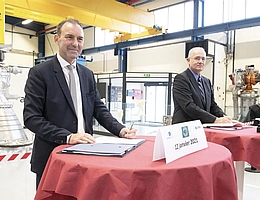 Vertragsunterzeichnung in Vernon (Bild: ArianeGroup)