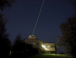 Die IWF-Laserstation Graz-Lustbühel, Messungen in der Nacht. (Bild: Dr. Christian Kettenbach)