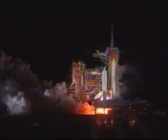 Die Endeavour startet in den Nachthimmel. (Bild: NASA-TV)