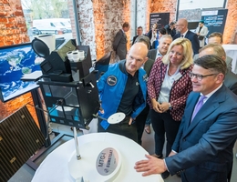 Ministerpräsident Boris Rhein und ESA-Astronaut Dr. Alexander Gerst besuchten den „Markplatz“ mit Informationsständen u.a. von der Deutschen Raumfahrtagentur, des Centrum für Satellitennavigation Hessen cesah GmbH, der DEV-Systemtechnik und der Universität Gießen. (Bild: Hessische Staatskanzlei / Thomas Lohnes)