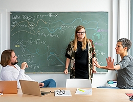 Prof. Dr. Laura Fabbietti (rechts) diskutiert mit Laura Šerkšnytė (Mitte) und Stephan Königstorfer über die Experimente zur Antihelium-3-Wechselwirkung. (Bild: Astrid Eckert / TUM)