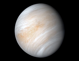 Ein Bild der Venus, aufgenommen von der Mariner-10-Sonde im Februar 1974 (Kontrast erhöht). Die dichte Atmosphäre der Venus ist verantwortlich für die ungewöhnliche induzierte Magnetosphäre. (Bild: NASA/JPL-Caltech)