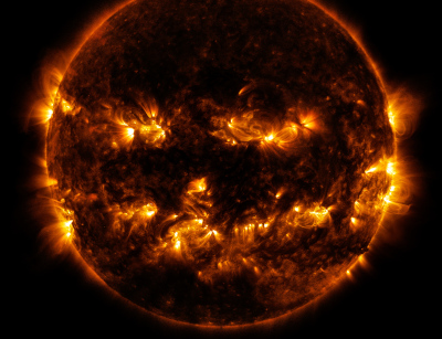 Die Sonne sieht im von einer Raumsonde aufgenommenen Wellenlängenbereich fremd aus: ein Teil ihrer Oberfläche ist dunkel, andere treten hell hervor. So wirkt sie wie ein Kürbis mit einem ausgeschnittenenen Grinsegesicht.
