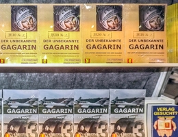 Zwei Bücher über Gagarin. (Bild: Andreas Weise)