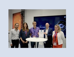 Tiago Soares, Francesca Cirillo (Airbus Defence and Space), Pierre Dandre (Thales Alenia Space), Rolf Densing und Christiane Bergemann (OHB) bei der Vertragsunterzeichnung. (Bild: ESA)