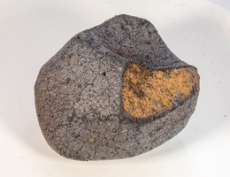 Der Meteorit „Flensburg“. Am 12. September 2019 fiel in Weichen, einem Stadtteil des Schleswig-Holsteinischen Flensburg um die Mittagszeit ein Meteorit auf die Erdoberfläche. Er hat Durchmesser zwischen 3,5 und 3,7 Zentimeter und ist knapp 25 Gramm schwer. Es handelt sich um einen seltenen sogenannten „kohligen Chondriten“ des Typs C1. Er enthält ausschließlich Minerale, die in Anwesenheit von Wasser entstehen – dies machte ihn für die Wissenschaft besonders wertvoll. Die Analyse von „Flensburg“ trug nun maßgeblich dazu bei, eine Erklärung zu finden, wie sich Asteroidenmutterkörper nicht nur heiß bilden und dabei Wasser verlorengehen muss, sondern später (der „Flensburg“-Mutterkörper entstand 2,7 Millionen Jahre nach Entstehung des Sonnensystems) auch bei niedrigeren Temperaturen und dabei das Wasser in den Mutterkörpern verbleiben und später auch zur Erde gebracht werden konnte. „Flensburg“ ist damit die älteste Spur von Flüssigkeitsaktivität im Sonnensystem. (Bild: Carsten Jonas CC BY-SA 4.0)