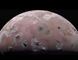 Die Nordpolregion des Jupitermondes Io wurde von der NASA-Raumsonde Juno während des 57. nahen Vorbeiflugs an dem Gasriesen am 30. Dezember 2023 aufgenommen. Die Daten der letzten Vorbeiflüge helfen den Wissenschaftlern, das Innere von Io zu verstehen. (Bilddaten: NASA/JPL-Caltech/SwRI/MSSS; Bildbearbeitung: Gerald Eichstädt)